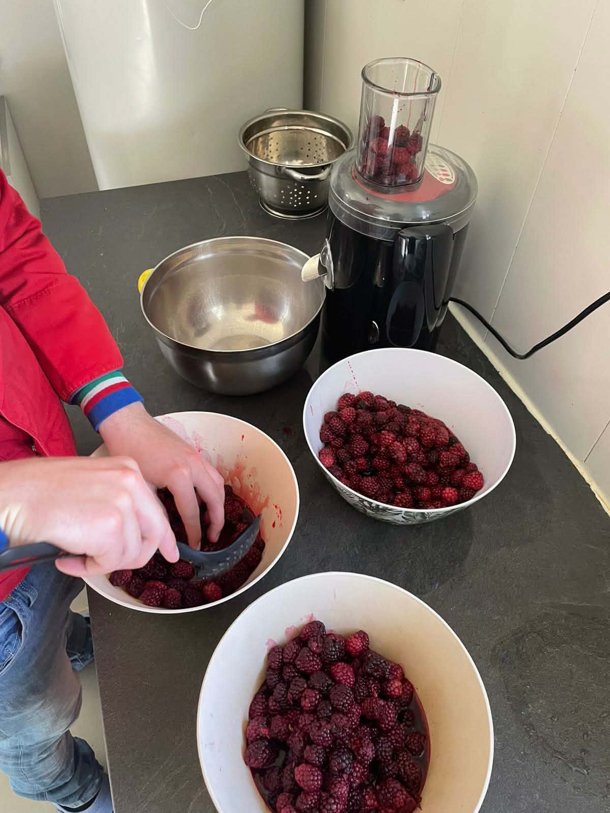 Préparation traditionnelle des fruits rouges